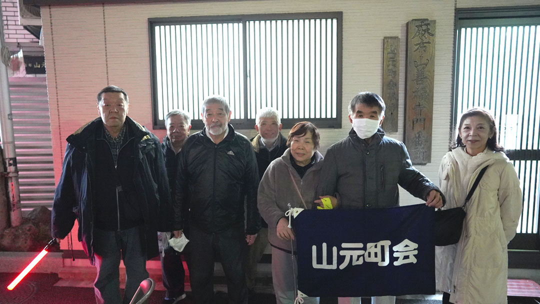 町会事務所前にて消防署の方々との交流の画像