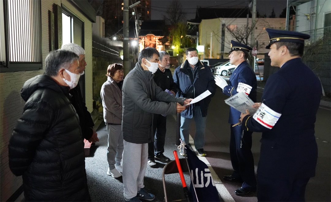町会事務所前にて消防署の方々との交流の画像
