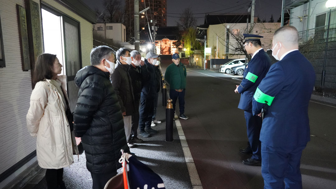 町会事務所前にて警察署の方々との交流の画像