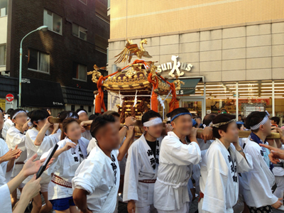 2014年祭礼 麻布十番商店街サンクス前を神輿を担いで練り歩く画像