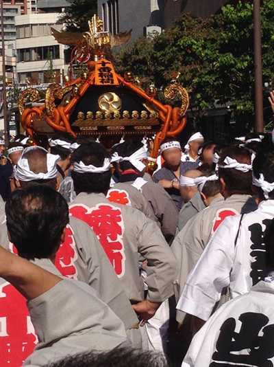 2014年祭礼 十番稲荷の大神輿を二つの町会で担ぐ画像