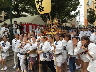 2015年祭礼 パティオ十番で山元町会集合写真の画像