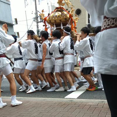 2016年祭礼  雑式通りを商店街方向に向かって神輿を担ぐ画像