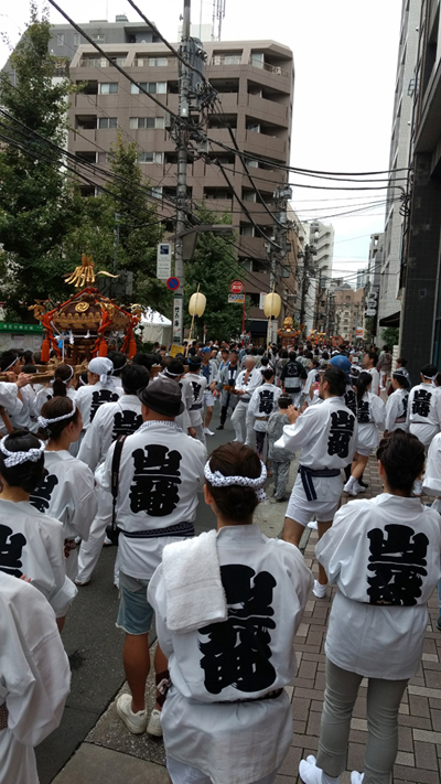 2016年祭礼 網代公園横を神輿行列の画像