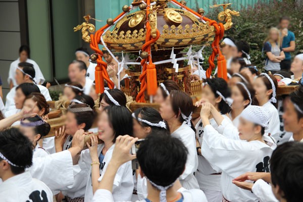 2016年祭礼 御神輿練りの画像