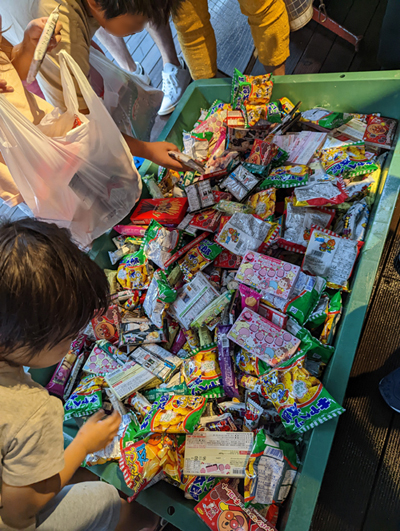 2022年子供お菓子のつかみ取り風景の画像