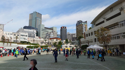 2022年防災訓練の開催地 六本木中学校のグラウンドの画像