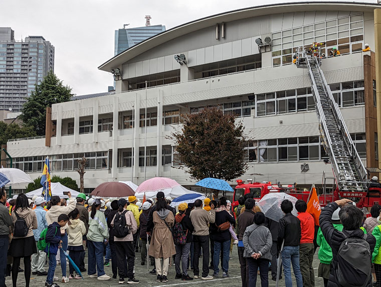 はしご車救出訓練の模様の画像