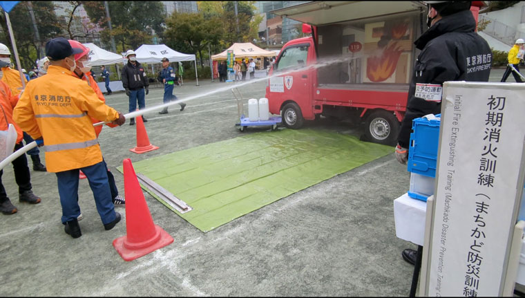 まちかど防災訓練車 初期消火訓練の画像